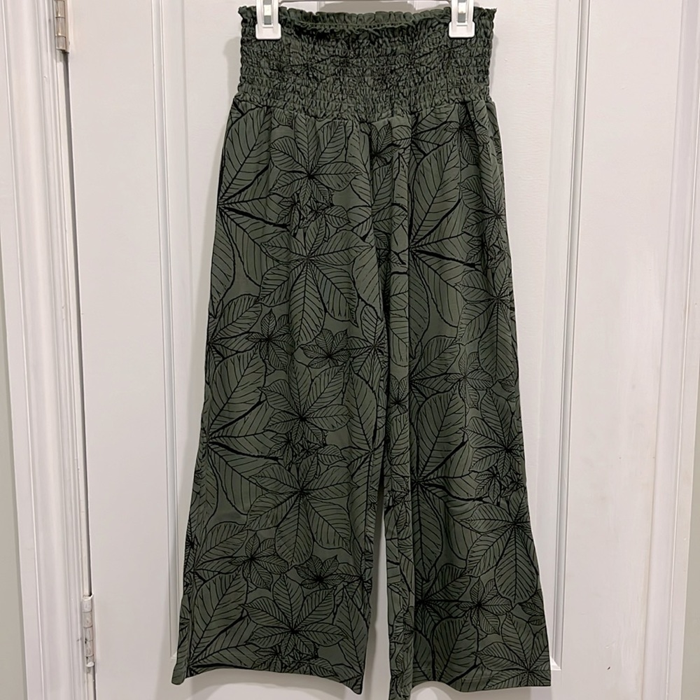 Kate Quinn women’s smocked capri pant